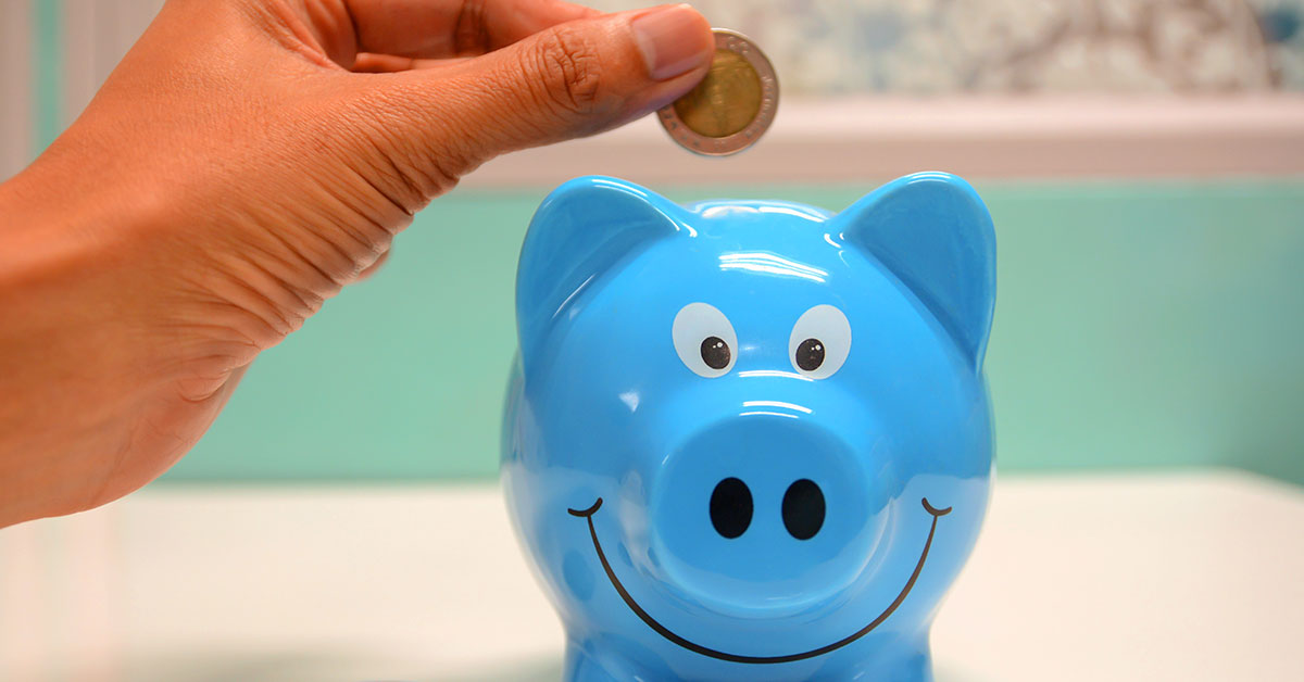 featured image of blue piggy bank with coin